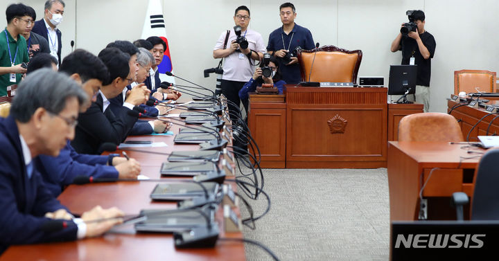 [서울=뉴시스] 추상철 기자 = 조승래 과방위 야당 간사를 비롯한 더불어민주당 의원들이 21일 오전 서울 여의도 국회에서 열린 과학기술정보방송통신위원회 전체회의에서 야당 단독으로 회의를 하고 있다. 2023.08.21. scchoo@newsis.com