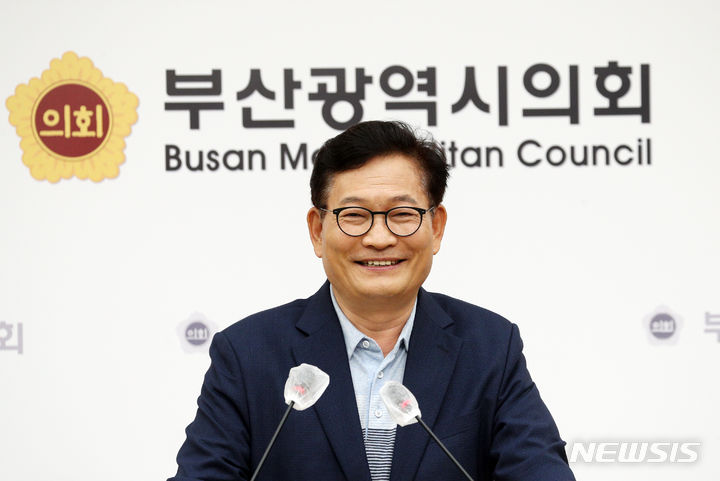 [부산=뉴시스] 하경민 기자 = '2021년 더불어민주당 전당대회 돈 봉투 살포 의혹'을 수사하고 있는 검찰이 윤관석 무소속 의원을 구속기소했다. 검찰은 불법 정치자금 전반을 계속 수사하며 송영길 전 대표를 겨냥할 것으로 보인다. 사진은 송 전 대표가 지난 21일 부산시의회에서 기자회견을 하는 모습. 2023.08.21. yulnetphoto@newsis.com