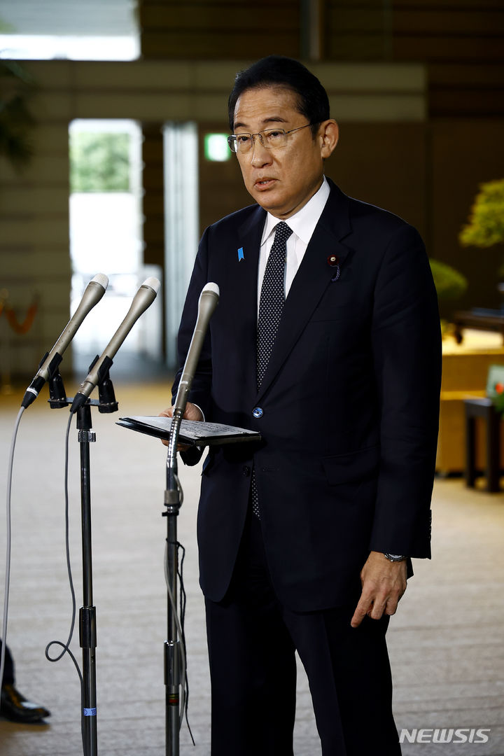 [도쿄=AP/뉴시스]기시다 후미오 일본 총리가 22일 오전 도쿄 총리 관저에 도착해 기자들의 질의에 답하고 있다. 2023.08.22.