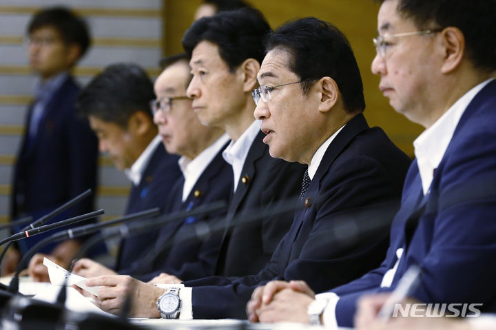 [도쿄=AP/뉴시스] 기시다 후미오 일본 총리가 22일 도쿄 총리 관저에서 후쿠시마 제1원자력발전소 오염수(일본 정부 명칭 처리수) 해양 방류 계획에 대한 관계 각료 회의를 열고 발언하고 있다. 2023.08.22.