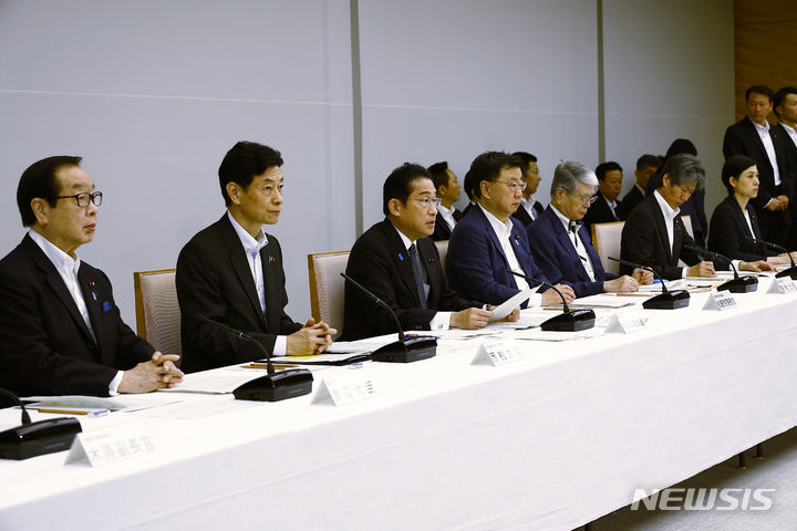 [도쿄=AP/뉴시스] 기시다 후미오 일본 총리가 22일 도쿄 총리 관저에서 후쿠시마 제1원자력발전소 오염수(일본 정부 명칭 처리수) 해양 방류 계획에 대한 관계 각료 회의를 열고 발언하고 있다. 2023.08.22.