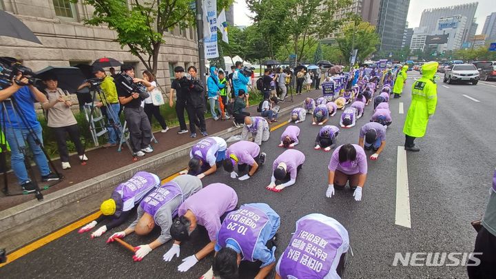 [서울=뉴시스] 10·29 이태원 참사 유가족협의회(유가협)와 시민대책회의 등은 22일 오전 10시께 서울 중구 서울광장에서 기자회견을 열고 특별법 제정 촉구와 참사 발생 300일 추모를 위한 삼보일배를 시작한다고 밝혔다. (사진 = 10·29 이태원 참사 유가협·시민대책회의 제공) 2023.08.22. photo@newsis.com