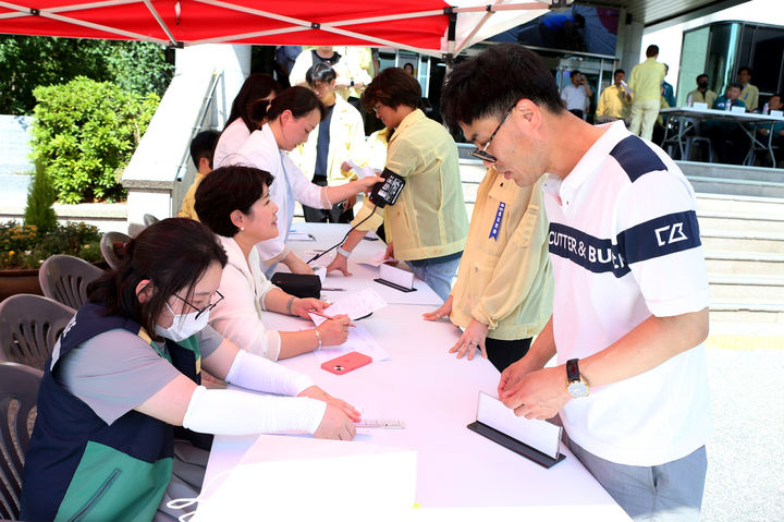 [광주=뉴시스] 이영주 기자 = 광주 동구는 22일 동구청 전면 광장에서 전시 안정적 혈액 수급을 위한 긴급 채혈 훈련을 펼쳤다. (사진 = 광주 동구 제공) 2023.08.22.photo@newsis.com *재판매 및 DB 금지