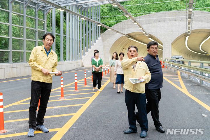  터널공사현장을 점검하는 이창식 용인시의원과 강웅철 경기도의회 의원.