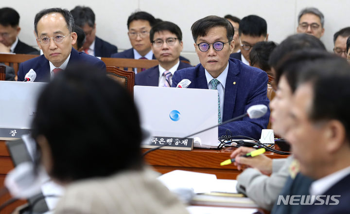 국회 기획재정위원회 현안질의. [서울=뉴시스] 이영환 기자 = 이창용 한국은행 총재가 22일 오전 서울 여의도 국회에서 열린 기획재정위원회 전체회의에서 의원들의 질의에 답하고 있다. 2023.08.22. 20hwan@newsis.com