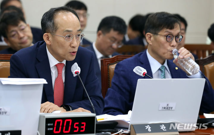 답변하는 추경호 경제부총리 겸 기획재정부 장관. [서울=뉴시스] 이영환 기자 = 추경호 경제부총리 겸 기획재정부 장관이 22일 오전 서울 여의도 국회에서 열린 기획재정위원회 전체회의에서 의원들의 질의에 답하고 있다. 2023.08.22. 20hwan@newsis.com