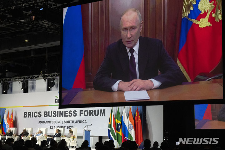 [요하네스버그=AP/뉴시스] 블라디미르 푸틴 러시아 대통령이 22일(현지시간) 남아프리카공화국 요하네스버그에서 개막한 브릭스(BRICS) 정상회의에서 화상 연설을 하고 있다. 2023.08.23.