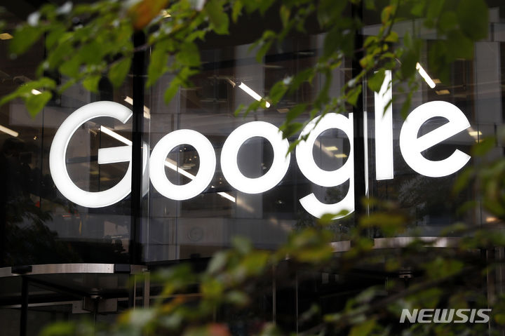 [런던=AP/뉴시스]2018년 11월1일 영국 런던의 구글 사무실에 구글 로고가 걸린 모습. 2023.09.02.
