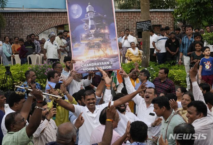 [뭄바이=AP/뉴시스] 23일(현지시간) 인도 뭄바이에서 시민들이 달 무인우주선 찬드라얀3호의 달 착륙선 '바크람' 착륙 생중계를 보며 환호하고 있다. 2023.08.24.
