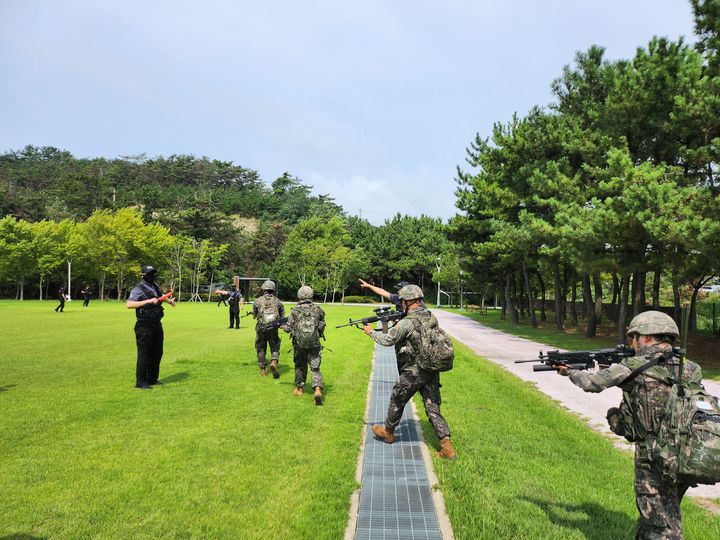 [서울=뉴시스] 홍찬선 기자 = 인천공항공사는 2023 을지연습 기간인 지난 22일 오후 인천공항 북서측 및 인재개발원 일대에서 불법드론으로 인한 테로 상황을 가정한 민-군-경 합동 대응훈련을 실시했다고 23일 밝혔다. 사진은 민·관·군 합동으로 경계 및 조종사 수색을 실시하고 있다. (사진=인천공항공사 제공) 2023.08.23. photo@newsis.com *재판매 및 DB 금지