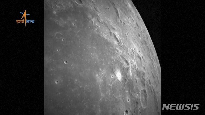[뉴델리=AP/뉴시스] 인도 우주 연구소가 제공한 영상 사진에 23일(현지시각) 인도의 무인 우주선 '찬드라얀 3호'가 달 남극 부근 착륙을 준비하면서 촬영한 달의 표면을 보여준다. 찬드라얀 3호의 달 착륙선 '바크람'이 세계 최초로 달 남극 부근에 착륙하는 데 성공했고 바크람은 로봇 탐사선 '프라지얀'을 밖으로 보내 남극 부근의 물 얼음 채취에 나선다. 인도는 세계 4번째 달 착륙 국가가 됐다. 2023.08.24.