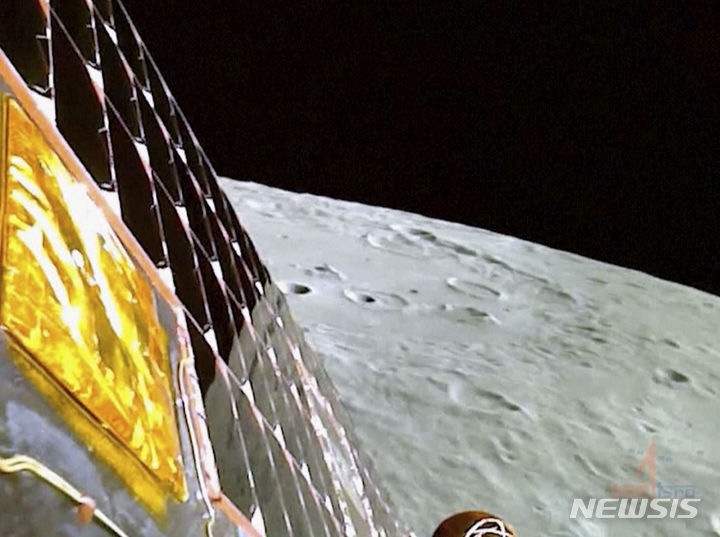 [뉴델리=AP/뉴시스] 인도 우주 연구소가 제공한 영상 사진에 23일(현지시각) 인도의 무인 우주선 '찬드라얀 3호'가 달 남극 부근 착륙을 준비하면서 촬영한 달의 표면을 보여준다. 찬드라얀 3호의 달 착륙선 '바크람'이 세계 최초로 달 남극 부근에 착륙하는 데 성공했고 바크람은 로봇 탐사선 '프라지얀'을 밖으로 보내 남극 부근의 물 얼음 채취에 나선다. 인도는 세계 4번째 달 착륙 국가가 됐다. 2023.08.24.