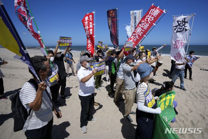 [나미에=AP/뉴시스]2023년 8월24일 일본 후쿠시마현 나미에 해변에서 시위대가 후쿠시마 제1 원전의 오염수 해양 방류에 반대하는 시위를 벌이고 있다. 도쿄전력(TEPCO)이 28일 후쿠시마(福島) 제1 원전 오염수의 4차 해양 방류를 시작할 것이라고 발표했다고 NHK가 26일 보도했다. 2023.08.24.