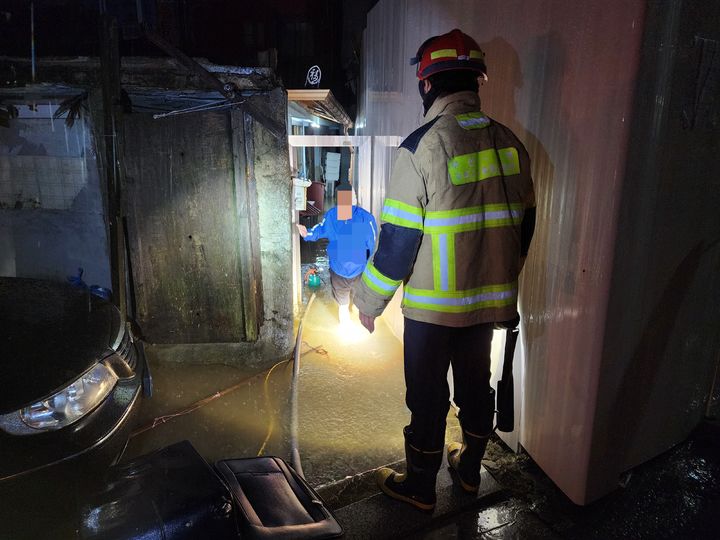 [부산=뉴시스] 호우경보가 발효된 24일 오전 부산 북구의 한 주택이 침수됐다. (사진=부산소방재난본부 제공) *재판매 및 DB 금지