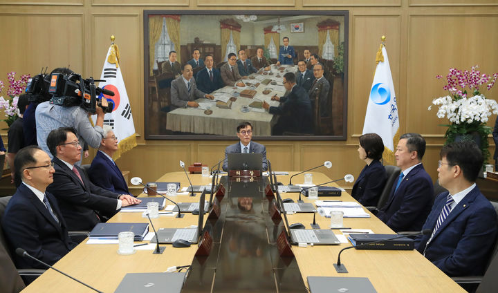 이창용 한국은행 총재가 24일 오전 서울 중구 한국은행에서 열린 금융통화위원회 본회의에서 회의를 주재하고 있다.(사진제공=한국은행) *재판매 및 DB 금지