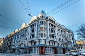 [서울=뉴시스]라트비아 수도 리가 복판에 자리한 코너 하우스(Corner House)는 아르누보 양식의 아름다움 모습의 겉모습과 달리 소련 시절 국가보안국(KGB)가 "반혁명 분자"를 고문, 처형하던 악명높은 곳이다. (출처=라이브 리가 홈페이지) 2023.8.24. *재판매 및 DB 금지