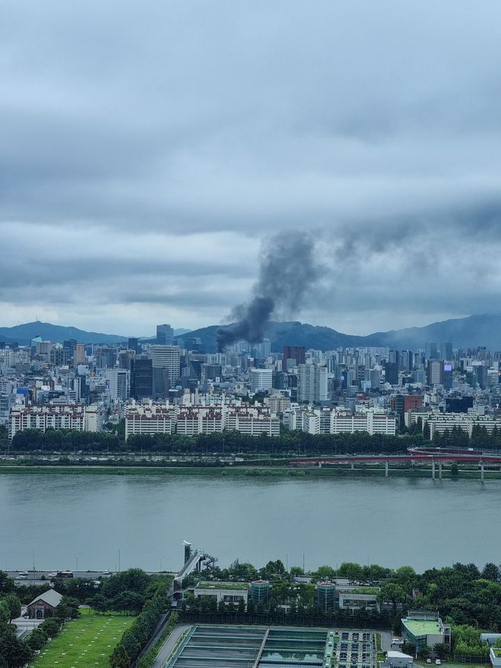 [서울=뉴시스] 24일 오전 서울 강남구의 한 호텔 공사장에서 화재가 발생했다. 현재까지 인명피해는 없는 것으로 조사됐다. (사진=독자 제공) 2023.08.24. photo@newsis.com *재판매 및 DB 금지