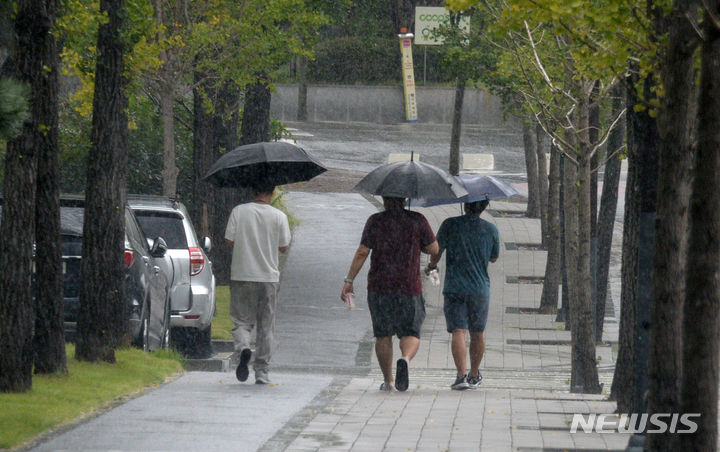 [전주=뉴시스] 김얼 기자 = 비가 내린 지난 24일 전북 전주시 전북대학교에서 학생들이 우산으로 비를 피하며 교정을 지나고 있다. 2023.08.31. pmkeul@nwsis.com