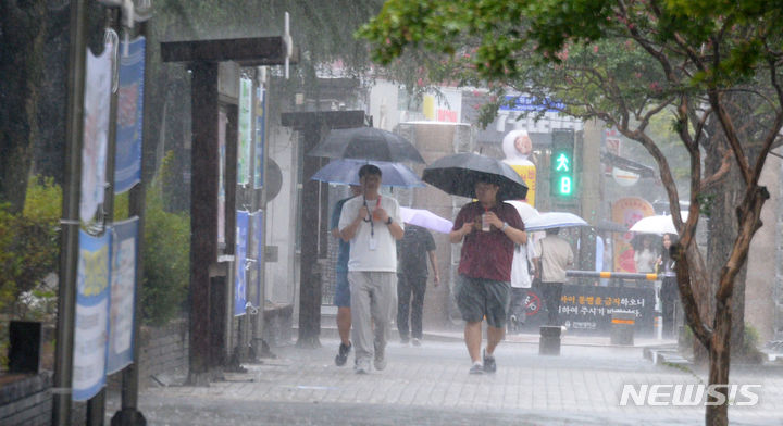 [전주=뉴시스] 김얼 기자 = 전북 전주시 전북대학교에서 학생들이 우산으로 비를 피하며 교정을 지나고 있다. 2023.08.24. pmkeul@nwsis.com