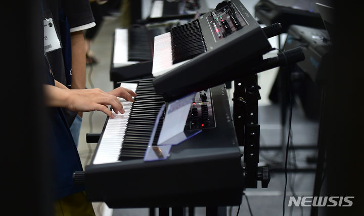 [대구=뉴시스] 이무열 기자 = 지난해 8월 24일 대구 북구 엑스코에서 열린 '대구 국제 악기&음향기기박람회'를 찾은 관람객이 전시된 디지털 피아노를 연주해 보고 있다 (해당 사진은 기사와 직접 관련이 없습니다.) 2023.08.24. lmy@newsis.com