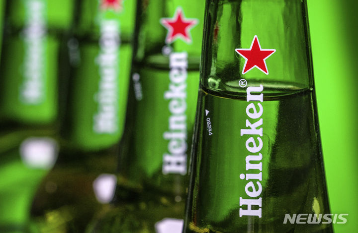 [AP/뉴시스] 러시아가 '비우호국' 맥주에 대한 관세를 인상했다. 자료 사진에서 지난해 8월 러시아에서 사업을 철수한 네덜란드 하이네켄의 맥주병들이 보이고 있다. 2024.04.24.