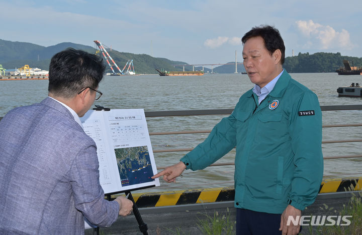 [창원=뉴시스] 홍정명 기자=박완수 경남도지사가 25일 오후 마산항 제2부두 해양 방사능 조사정점을 찾아 김제홍 해양수산국장으로부터 조사 현황 설명을 듣고 있다.(사진=경남도 제공) 2023.08.25. photo@newsis.com