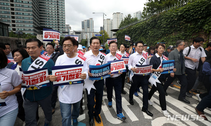 [서울=뉴시스] 김선웅 기자 = 더불어민주당 이재명 대표 등 당 지도부와 당원들이 25일 서울 용산구 대통령실 앞으로 행진하며 일본 후쿠시마 오염수 방류를 규탄하고 있다. 2023.08.25. mangusta@newsis.com