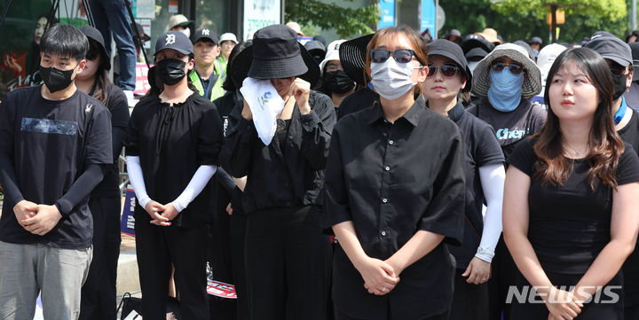 [서울=뉴시스] 조수정 기자 = 전국에서 모인 교사들이 26일 서울 영등포구 국회 앞에서 서이초 교사 사망 사건 진상규명 및 아동학대 관련법 즉각 개정 촉구 6차 집회를 하며 고인을 추모하는 묵념을 마친 뒤 눈물을 닦고 있다. 2023.08.26. chocrystal@newsis.com