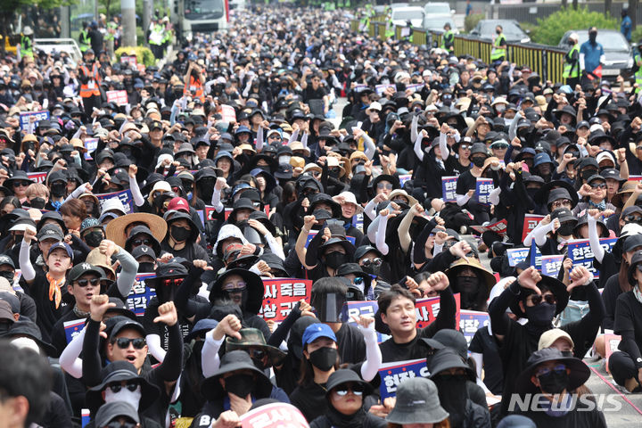 [서울=뉴시스] 조수정 기자 = 전국에서 모인 교사들이 26일 서울 영등포구 국회 앞에서 서이초 교사 사망 사건 진상규명 및 아동학대 관련법 즉각 개정 촉구 6차 집회를 하던 중 사망 교사 49재인 9월 4일 일선 학교와 교사들의 '공교육 멈춤의 날'로 정하자는 목소리에 수도권 한 교육감이 "공교육이 멈춰서는 안된다"고 자제를 당부한 발언과 관련 항의성 야유하고 있다. 2023.08.26. chocrystal@newsis.com