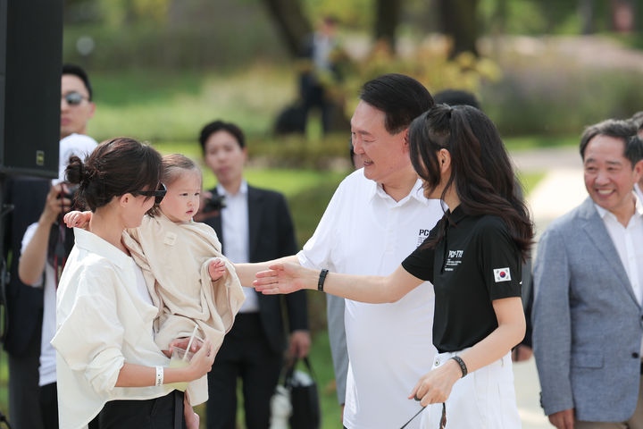 [서울=뉴시스] 윤석열 대통령과 부인 김건희 여사가 26일 서울 용산어린이정원 분수정원에서 열린 다둥이가족 초청행사에서 어린이들과 인사하고 있다. (사진=대통령실 제공) 2023.08.26. photo@newsis.com *재판매 및 DB 금지