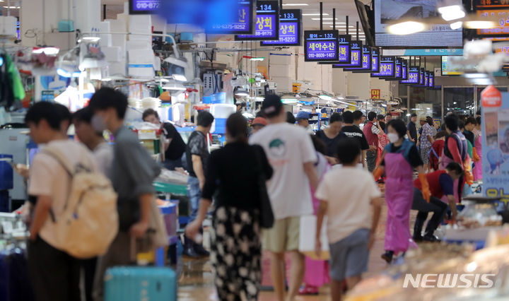 [서울=뉴시스] 김금보 기자 = 서울 동작구 노량진 수산시장에서 손님들이 수산물을 살펴보고 있다. 2023.08.27. kgb@newsis.com