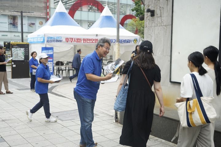 [부산=뉴시스] 변성완 더불어민주당 북구·강서구 을 지역위원장이 28일 오후 부산 부산진구 서면 젊음의 거리에서 일본 원전 오염수 해양방류를 규탄하는 캠페인을 펼치고 있다. (사진=민주당 부산시당 제공) *재판매 및 DB 금지