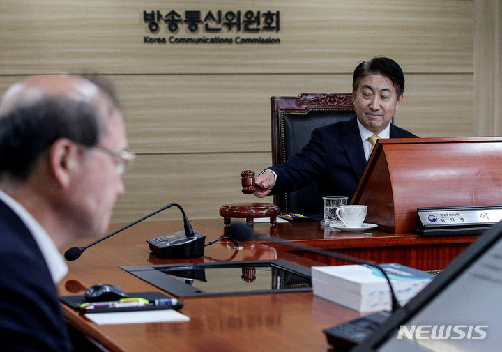 [과천=뉴시스] 김진아 기자 = 이동관 신임 방송통신위원장이 지난 8월28일 오전 정부과천청사 방송통신위원회에서 열린 취임 후 첫 전체회의에서 의사봉을 두드리고 있다. (공동취재사진) 2023.08.28. photo@newsis.com