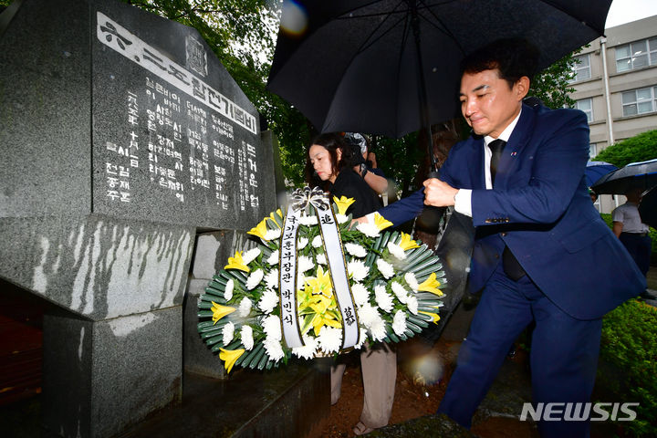 [순천=뉴시스] 이영주 기자 = 박민식 국가보훈부 장관이 28일 오전 전남 순천시 매산고등학교에서 이곳 출신 학도병들을 기리는 6·25참전기념비에 헌화하고 있다. 2023.08.28. leeyj2578@newsis.com