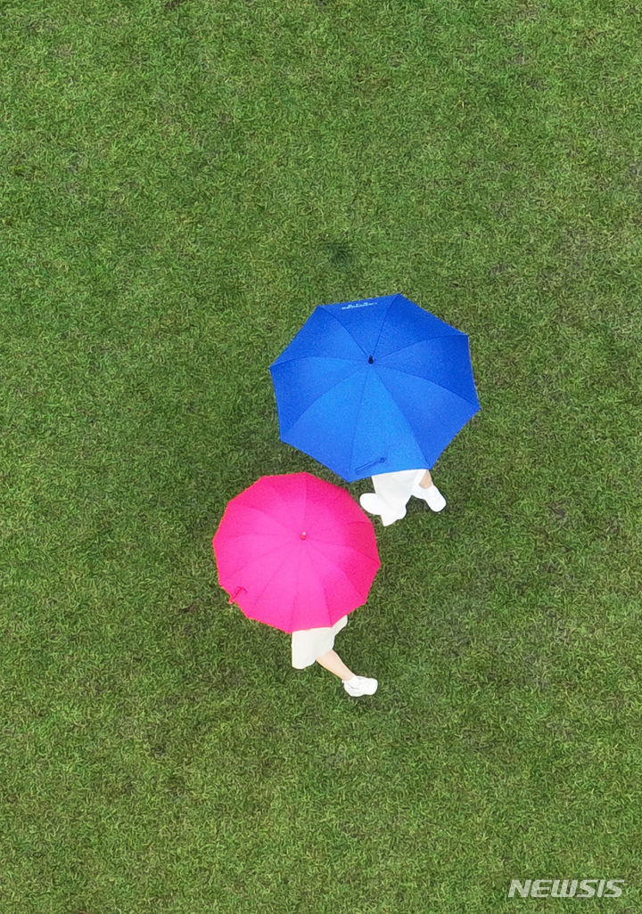 [수원=뉴시스] 김종택 기자 = 전국이 흐리고 비가 내린 28일 경기도 수원시 팔달구 경기도청 구청사에서 시민들이 우산을 쓴 채 걸어가고 있다. 2023.08.28. jtk@newsis.com