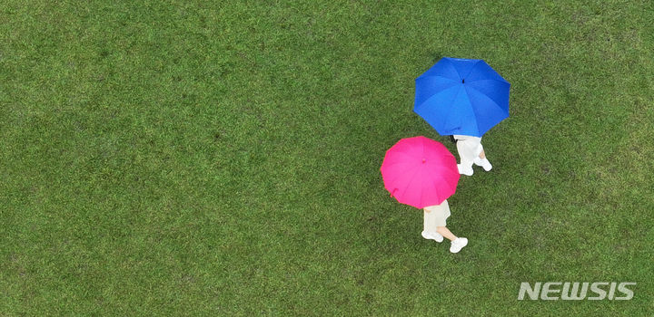 [수원=뉴시스] 김종택 기자 = 전국이 흐리고 비가 내린 28일 경기도 수원시 팔달구 경기도청 구청사에서 시민들이 우산을 쓴 채 걸어가고 있다. 2023.08.28. jtk@newsis.com