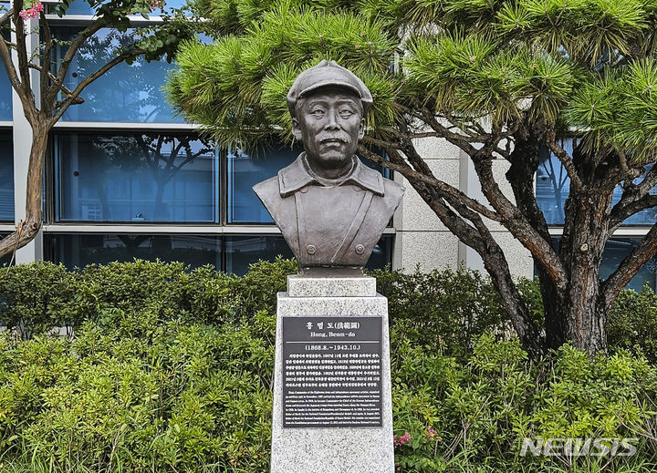 [서울=뉴시스] 옥승욱 기자 = 국방부가 육군사관학교 내에 설치된 고(故) 홍범도 장군 흉상을 포함한 국방부 청사 앞에 설치된 흉상도 필요시 이전을 검토하고 있다고 밝혔다. 사진은 지난달 28일 서울 용산구 국방부 청사 앞에 설치된 고(故) 홍범도 장군 흉상 모습. 2023.08.28. okdol99@newsis.com