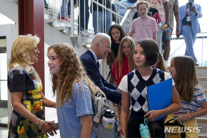 [워싱턴=AP/뉴시스] 조 바이든 미국 대통령이 질 여사와 함께 28일(현지시각) 워싱턴의 엘리엇-하인 중학교를 방문해 학생들과 인사하고 있다. 바이든 대통령 부부는 2023-24년 개학 첫날을 맞아 미 국회의사당 동쪽에 있는 이 학교를 방문했다. 2023.08.30.