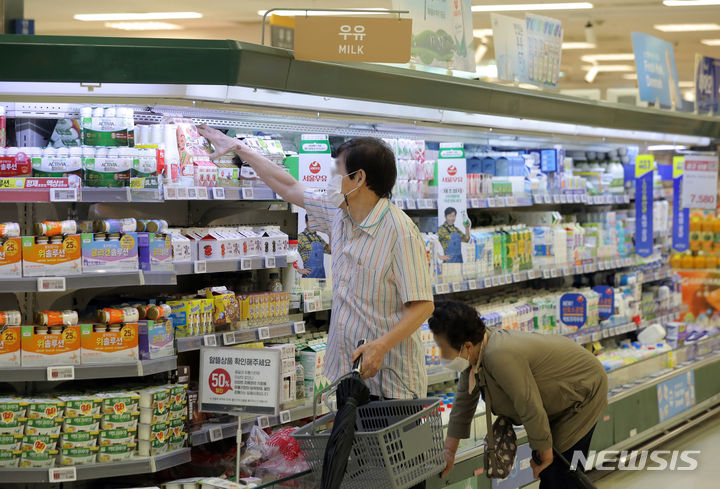 [서울=뉴시스] 김금보 기자 = 8월 29일 서울 시내 한 대형마트에서 손님들이 우유 상품을 살펴보고 있다. 2023.08.29. kgb@newsis.com