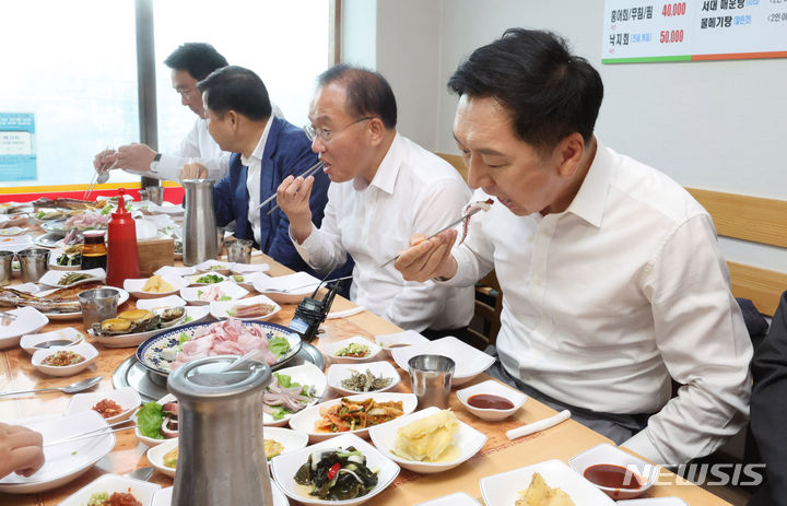 [인천=뉴시스] 추상철 기자 = 김기현 국민의힘 당 대표를 비롯한 국민의힘 지도부가 29일 오후 인천 중구 연안부두 인근 횟집에서 점심식사로 민어회를 먹고 있다. (공동취재사진) 2023.08.29. photo@newsis.com