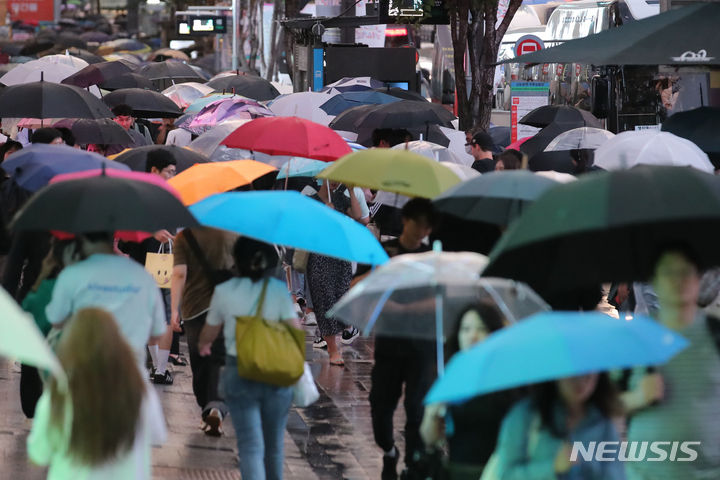 [서울=뉴시스] 권창회 기자 = 5일 서울 동북권에 호우주의보가 내려졌다. 서울 동대문구와 중랑구를 중심으로 시간당 30㎜ 내외의 매우 강한 소나기가 내리는 곳이 있으니, 안전에 유의해야겠다. 사진은 비가 내리는 지난달 29일 오후 서울 서초구 강남역 인근에서 시민들이 우산을 쓰고 퇴근하는 모습. 2023.08.29. kch0523@newsis.com