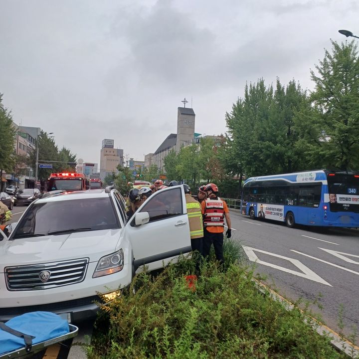 [서울=뉴시스] 서울시 송파구 한 도로에서 발생한 교통사고로 기절한 탑승자가 병원으로 이송됐다. 30일 소방에 따르면 서울 송파경찰서는 이날 오전 7시1분께 서울 송파구 송파동의 한 도로에서 발생한 교통사고로 차량 내에서 기절한 50대 남성 운전자 A씨를 병원으로 옮겼다. 2023.08.30. photo@newsis.com (사진=송파소방서 제공) *재판매 및 DB 금지