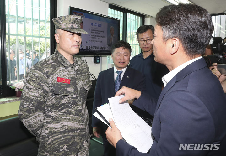 [서울=뉴시스] 김근수 기자 = 국방부 검찰단이 1일 오후 서울 용산구 국방부 군사법원 앞에서 박정훈 전 해병대 수사단장에게 구인영장을 발부하고 있다. 2023.09.01. ks@newsis.com