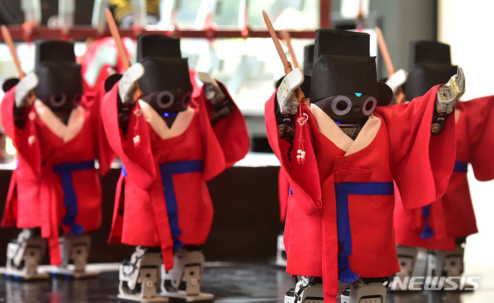 [대구=뉴시스] 이무열 기자 = 1일 오후 대구 북구 오페라하우스에서 로봇들이 종묘제례악의 일부인 '일무'를 선보이고 있다. 2023.09.01. lmy@newsis.com