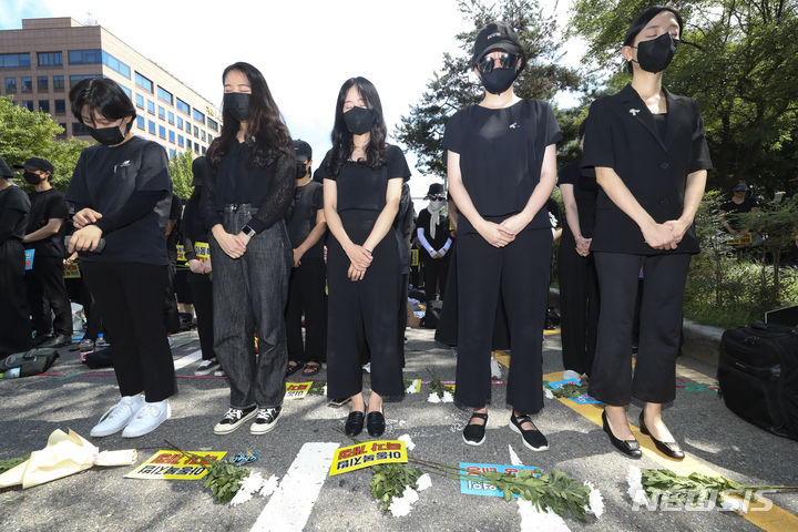 [서울=뉴시스] 김근수 기자 = 지난 2일 오후 서울 영등포구 국회대로 앞에서 열린 '50만 교원 총궐기 추모 집회'에서 숨진 서이초등학교 교사 대학·대학원 동기 동료들이 추모 묵념을 하고 있다. 2023.09.03. ks@newsis.com