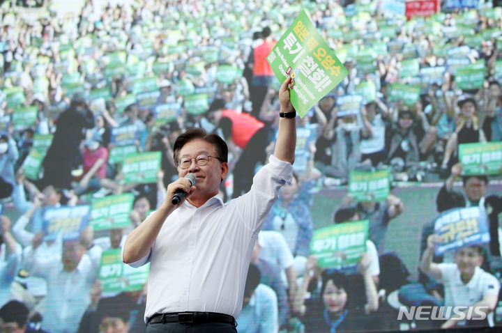 [서울=뉴시스] 김진아 기자 = 이재명 더불어민주당 대표가 2일 서울 중구 한국프레스센터 앞에서 열린 일본 방사성 오염수 해양투기 중단! 방류 용인 윤석열 정권 규탄 2차 범국민대회에서 발언하고 있다. 2023.09.02. bluesoda@newsis.com