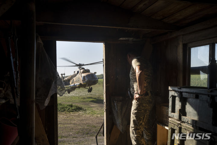 [도네츠크=AP/뉴시스] 남동부 전선에서 돌파구를 만든 우크라이나군이 승기를 잡기까지는 아직 산 넘어 산의 고비가 남아 있다. 사진은 지난달 헬리콥터가 착륙하는 동안 바람을 피해 콘테이너로 피신한 우크라이나 병사 모습. 2023.9.5.