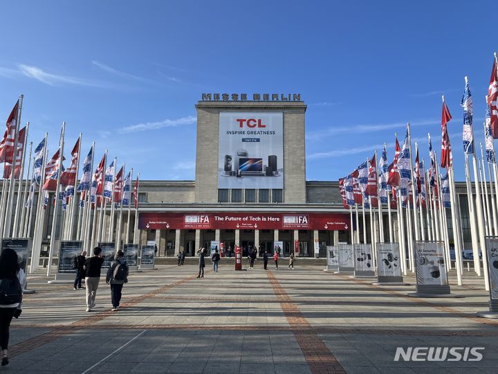 [베를린=뉴시스]이현주 기자 = 유럽 최대 가전박람회 IFA가 열리고 있는 메세 베를린 전시장 앞 거대한 TCL 광고판이 자리하고 있다. 2023.9.3. lovelypsyche@newsis.com 