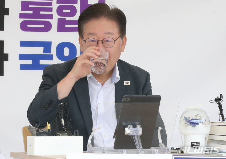 [서울=뉴시스] 전진환 기자 = 무기한 단식중인 이재명 더불어민주당 대표가 3일 오전 서울 여의도 국회 본관 앞에서 열린 런던협약·의정서 88개 당사국에 친서 발송 기자회견에 앞서 물을 마시고 있다. 2023.09.03. amin2@newsis.com