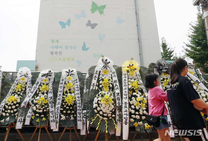 [서울=뉴시스] 고승민 기자 = 지난달 31일 서울, 전북교육청 소속 초등교사 A, B씨 2명이 극단 선택을 한 가운데 3일 A씨가 재직했던 서울 양천구의 한 초등학교 주변으로 근조 화환들이 놓여져 있다. 2023.09.03. kkssmm99@newsis.com